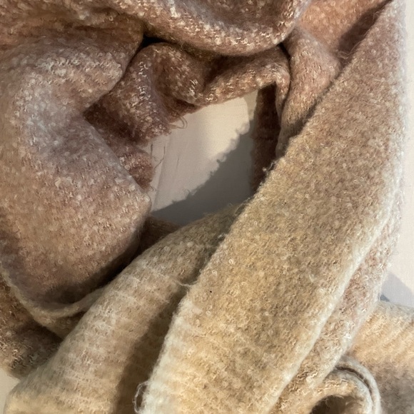 Cozy Beige and Cream oversized blanket Scarf - Picture 2 of 2